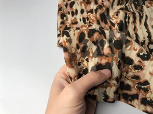 Fastvævet polyester - abstrakt leo i brune toner